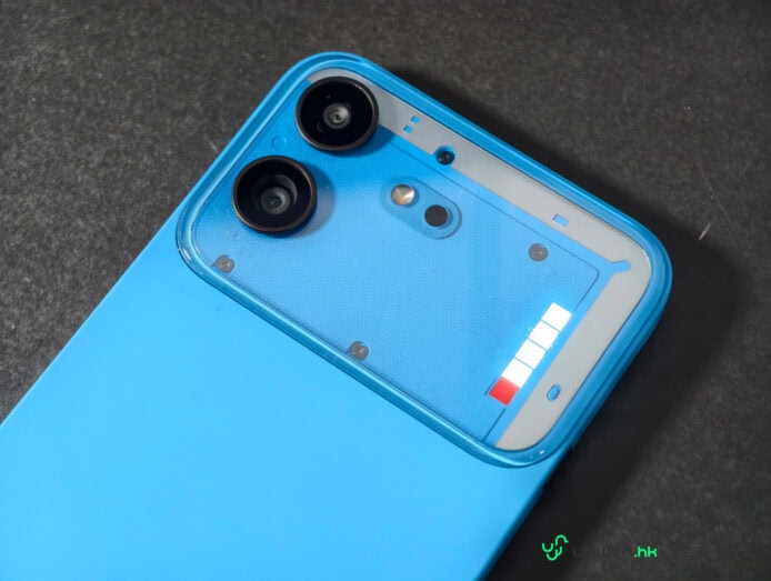 藍色Nothing Phone (4b)手機背面特寫.