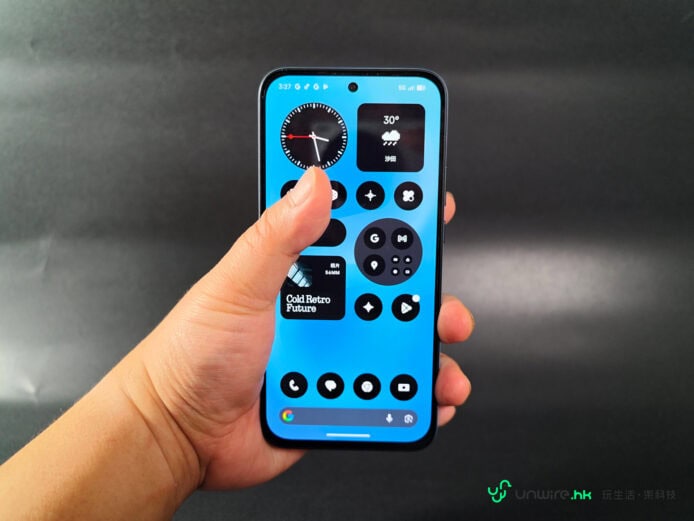 手持Nothing Phone (4b)展示屏幕界面.