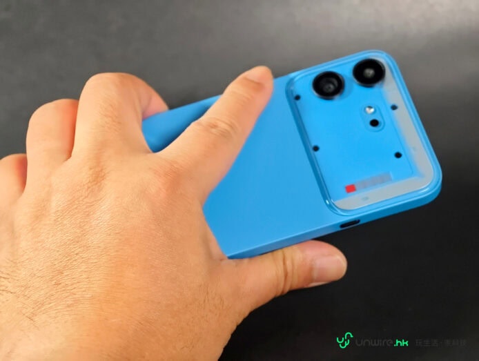 藍色Nothing Phone (4b)手機背面特寫.