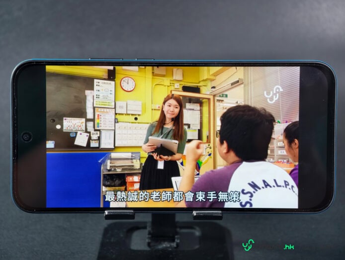 學生在教室內用手機拍照.