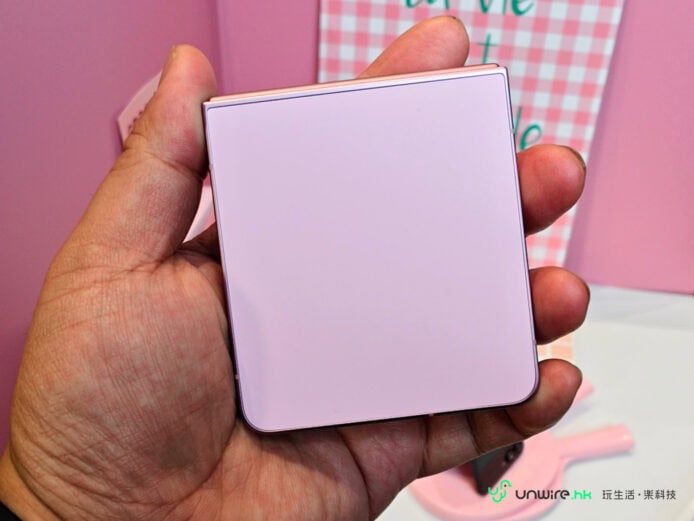 三星 Z Flip8 輕薄外型展示.