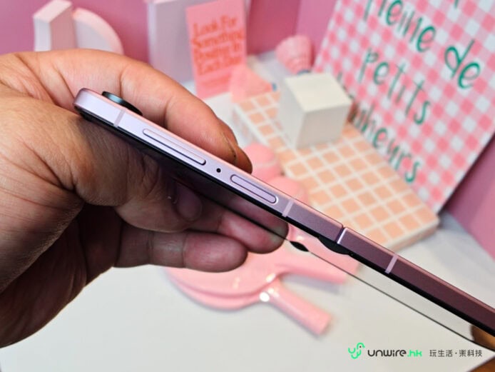 Samsung Z Flip8 折疊手機側面展示.