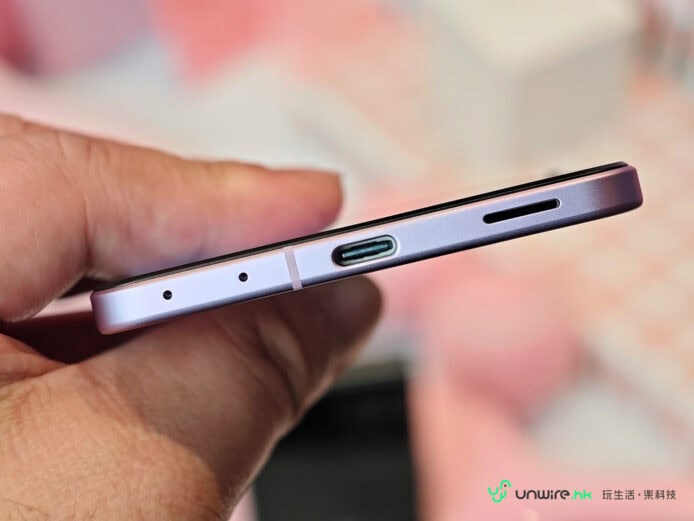 Samsung Z Flip8 機身側面，展示外屏和充電接口.