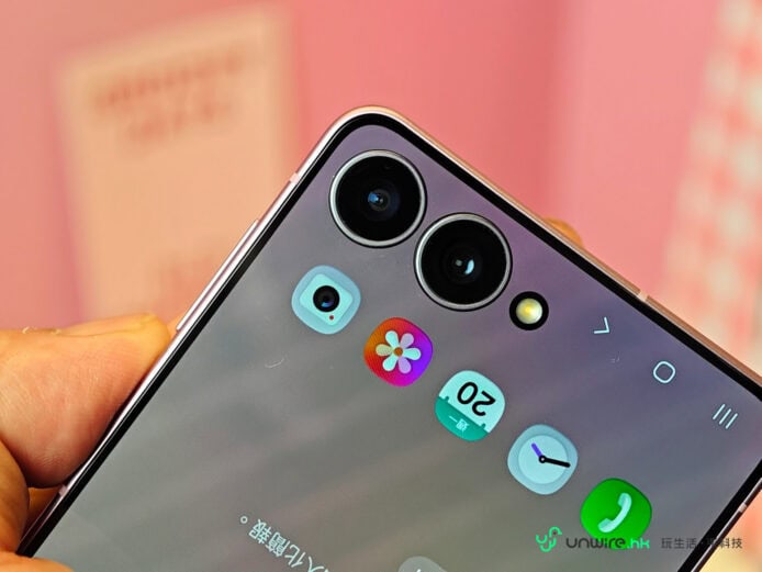 Samsung Z Flip8手機外觀與相機特寫.