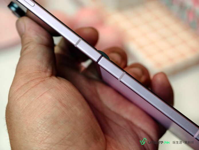 Samsung Z Flip8 折疊手機側面細節圖.