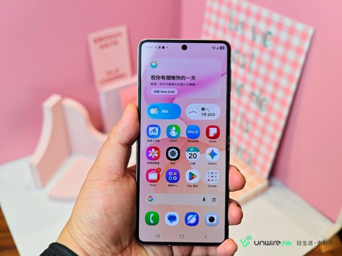 Samsung Z Flip8折疊手機顯示多功能屏幕.