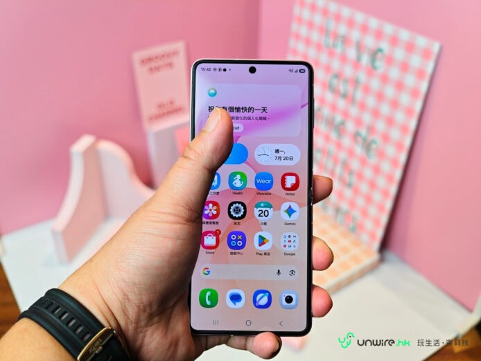 手持 Samsung Z Flip8 展示外屏功能.