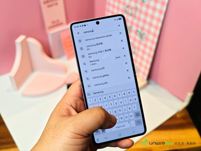 手持三星手機搜尋Samsung相關內容.