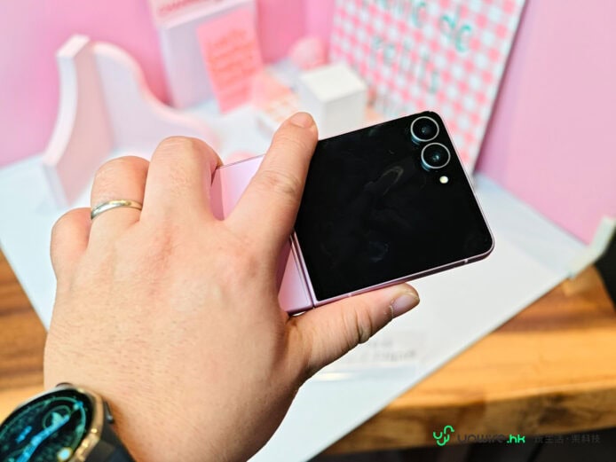 手持Samsung Z Flip8折疊手機展示.