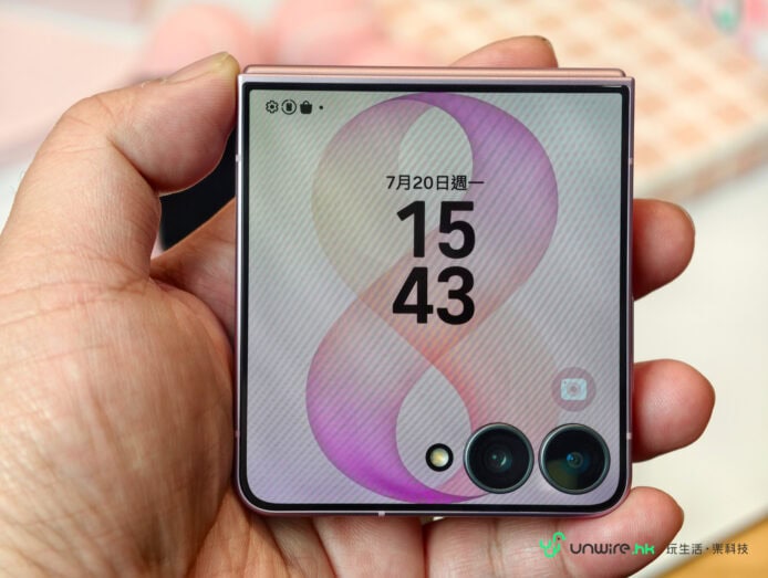 Samsung Z Flip8 折疊手機展示.