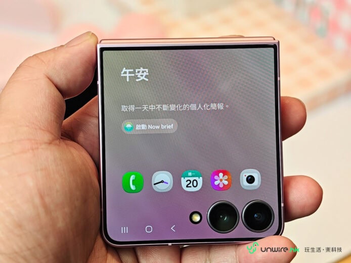 Samsung Z Flip8 折疊手機外觀展示.