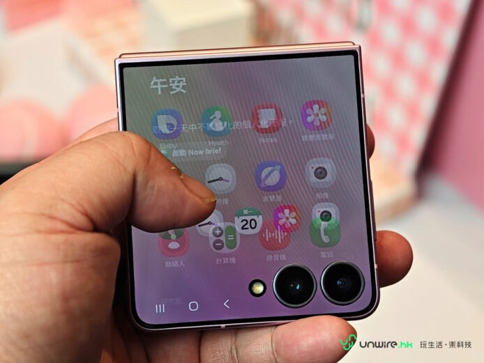 Samsung Z Flip8 折疊手機外觀展示.