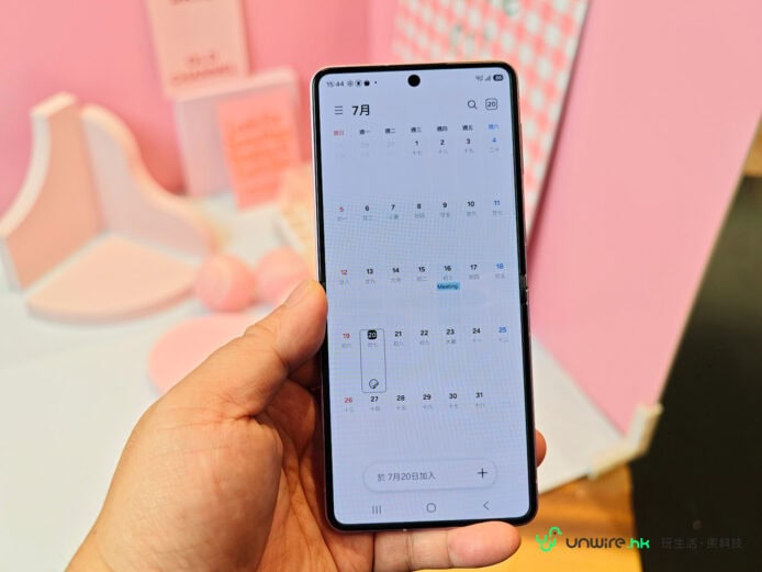 手持Samsung Z Flip8顯示日曆的手機.