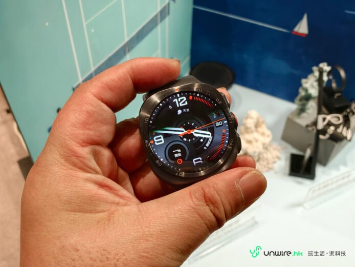 手持Samsung Watch Ultra2智能手錶.