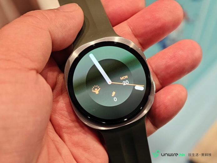 Samsung Watch Ultra2智能手錶顯示時間與健康數據.