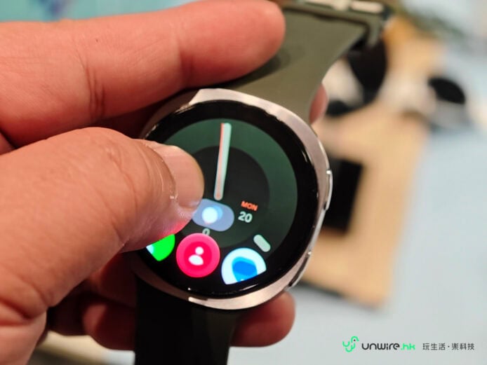 手持Samsung Watch Ultra2智能手錶.