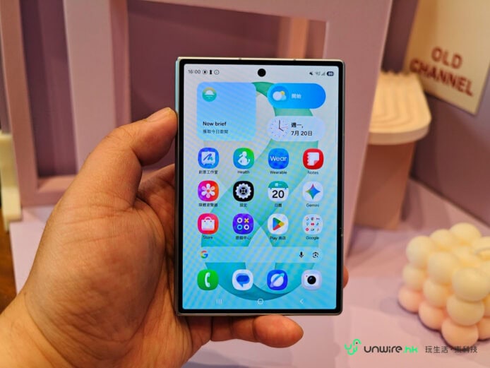 Samsung Z Fold8折疊手機屏幕顯示多個應用圖標.