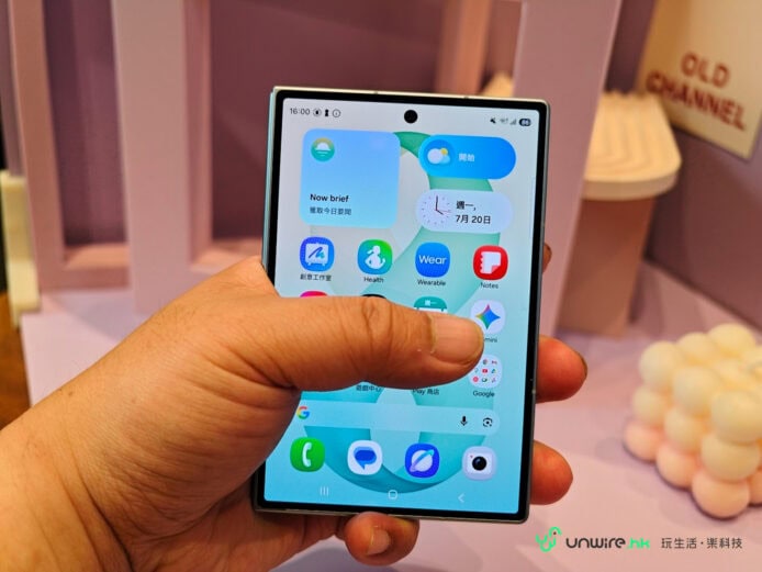 Samsung Z Fold8摺疊手機展示.