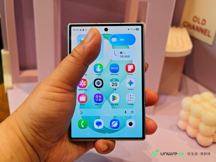 Samsung Z Fold8 折疊手機展示.