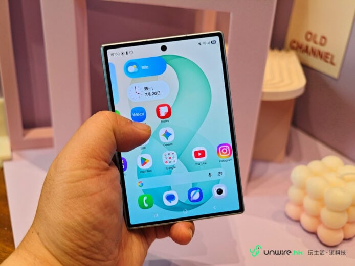 Samsung Z Fold8折疊手機展示於手中.
