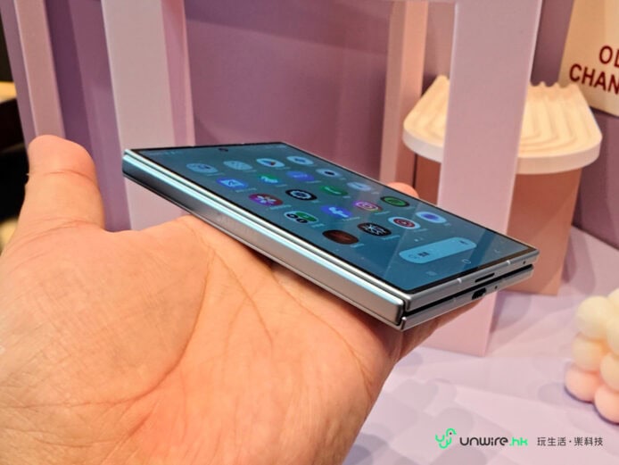 Samsung Z Fold8折疊手機展示於手中.