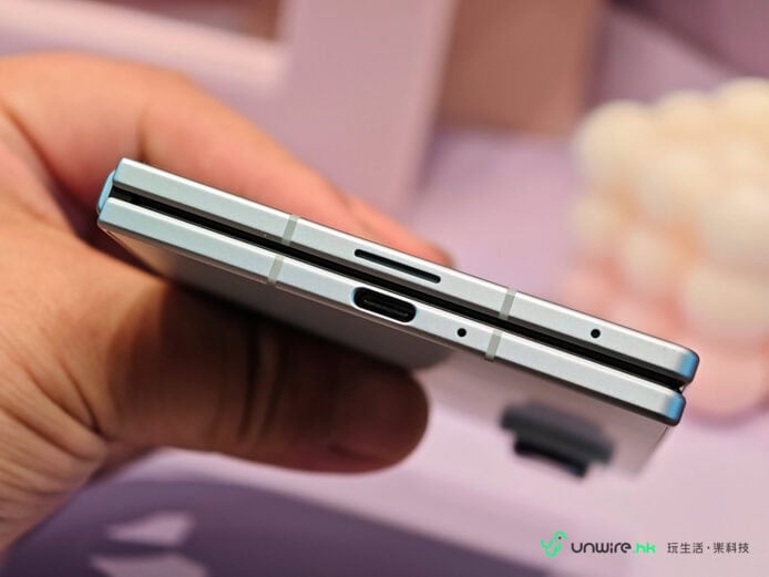 Samsung Z Fold8折疊手機側面展示.