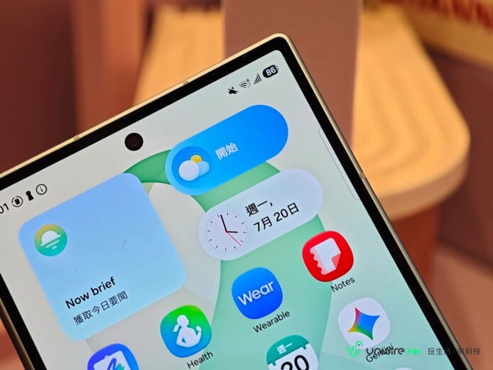 Samsung Z Fold8折疊手機屏幕特寫.