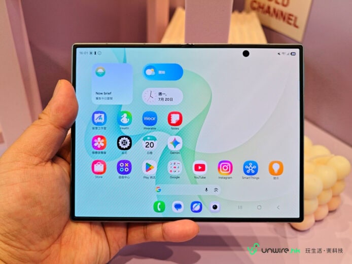 Samsung Z Fold8 折疊手機展示.