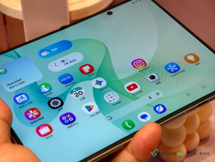 Samsung Z Fold8 折疊手機屏幕展示.