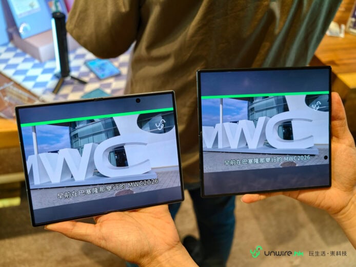 兩部Samsung Z Fold8折疊手機展示.