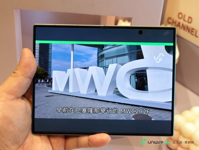 Samsung Z Fold8 折疊手機展示屏幕.