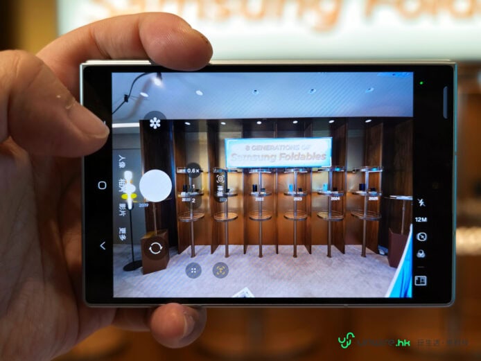 Samsung Z Fold8 展示屏幕拍攝.