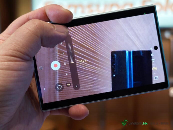 手持Samsung Z Fold8進行拍攝測試.