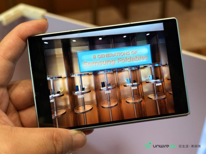 Samsung Foldable 手機展示屏幕.