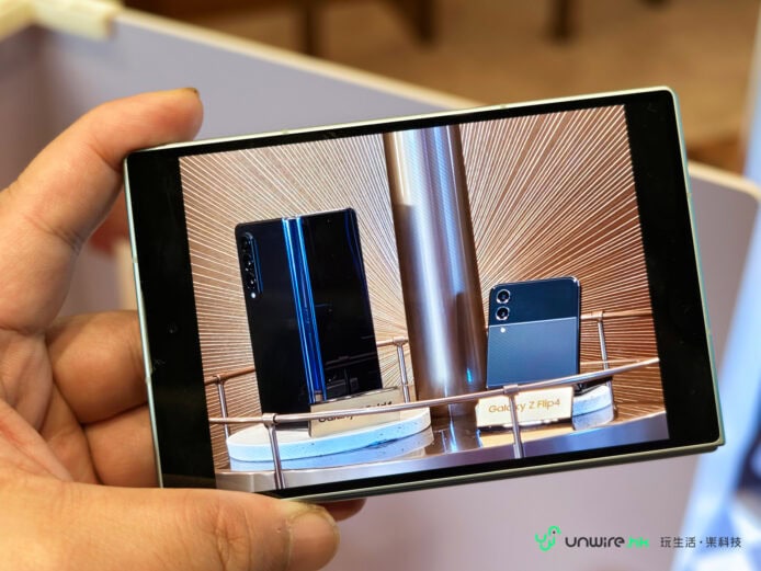 Samsung Z Fold8手機展示,展示其折疊設計與屏幕.