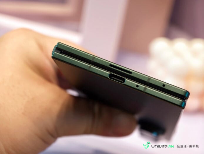 Samsung Z Fold8 折疊手機展示.