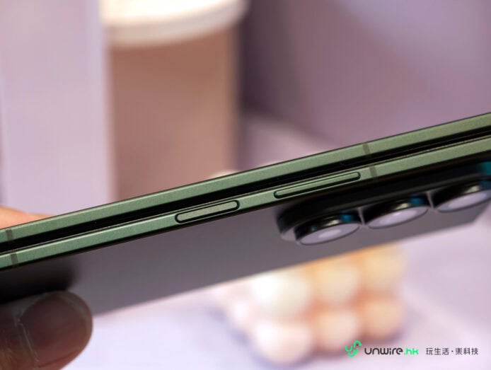 Samsung Z Fold8摺疊手機側面細節展示.
