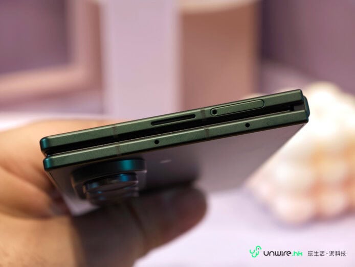 Samsung Z Fold8折疊手機側面展示.