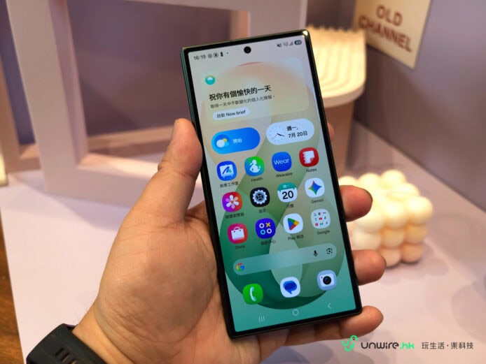 Samsung Z Fold8折疊手機展示.