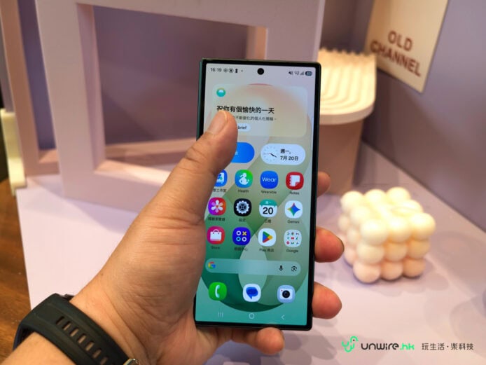 Samsung Z Fold8 折疊手機展示.
