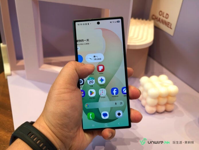 Samsung Z Fold8 折疊手機展示.