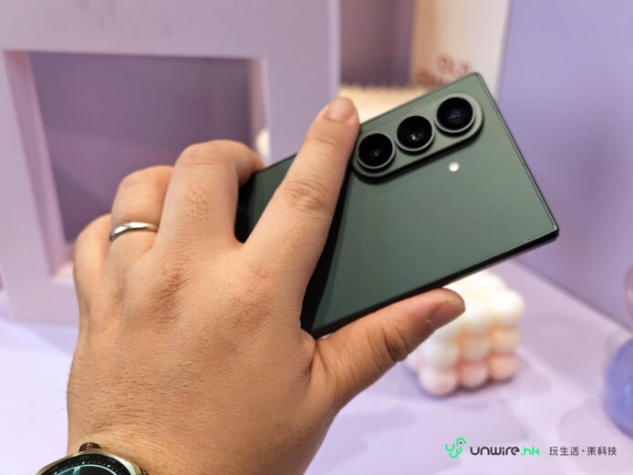 手持Samsung Z Fold8折疊手機展示.