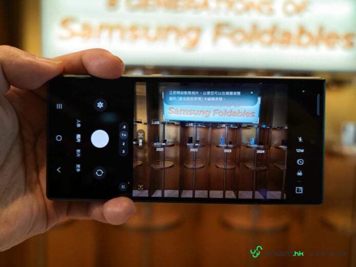 Samsung Z Fold8 手持拍攝展示折疊屏幕.