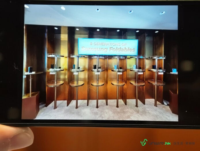 多款摺疊手機展示櫃.