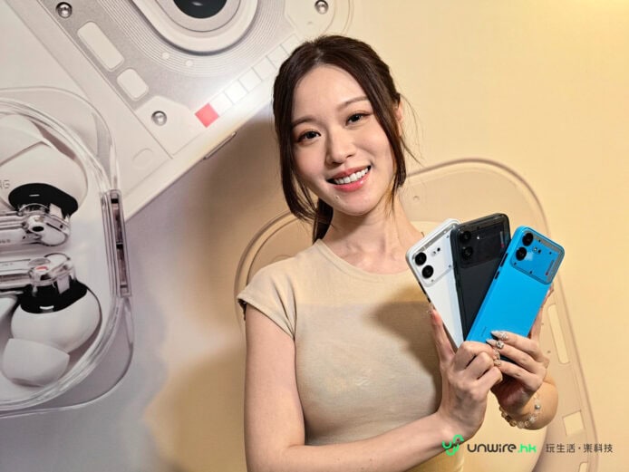 女模展示Nothing Phone (4b)手機多色款.