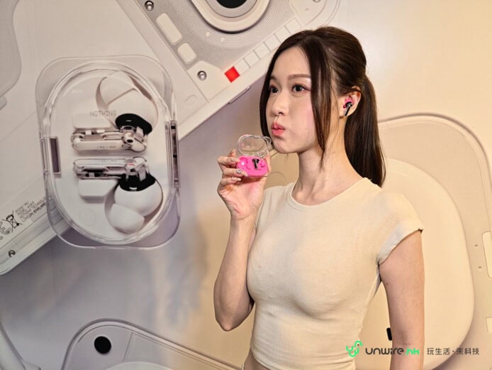女性享受Nothing Ear (3a)耳機.