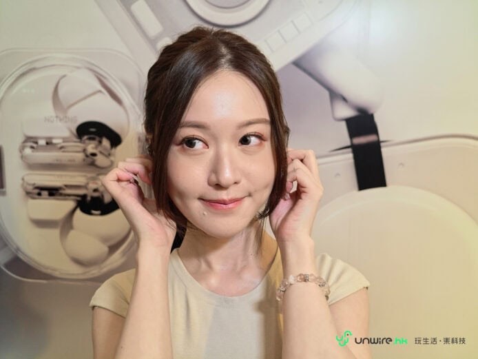 女性佩戴耳機展示音質.