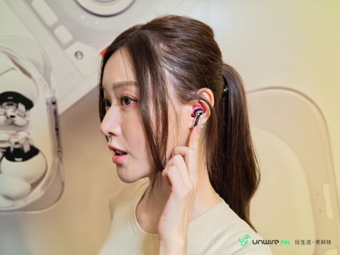 女性佩戴無線耳機專注聆聽.
