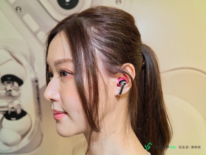 女性佩戴無線耳機側面照.