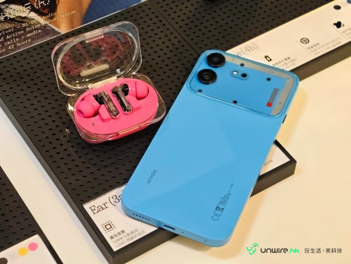 Nothing Phone (4b) 藍色設計與耳機展示.